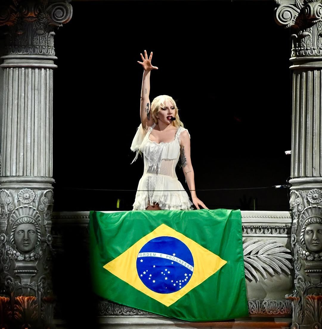 🇧🇷 Andrew Watt cita o GAGACABANA durante o seu texto para EW, celebrando e honrando Lady Gaga. 

"A diferença entre Lady Gaga e todo mundo é que ela não apenas constrói um mundo para a música dela existir… ela muda o mundo. Só o que ela fez neste último ano, levando a MAYHEM