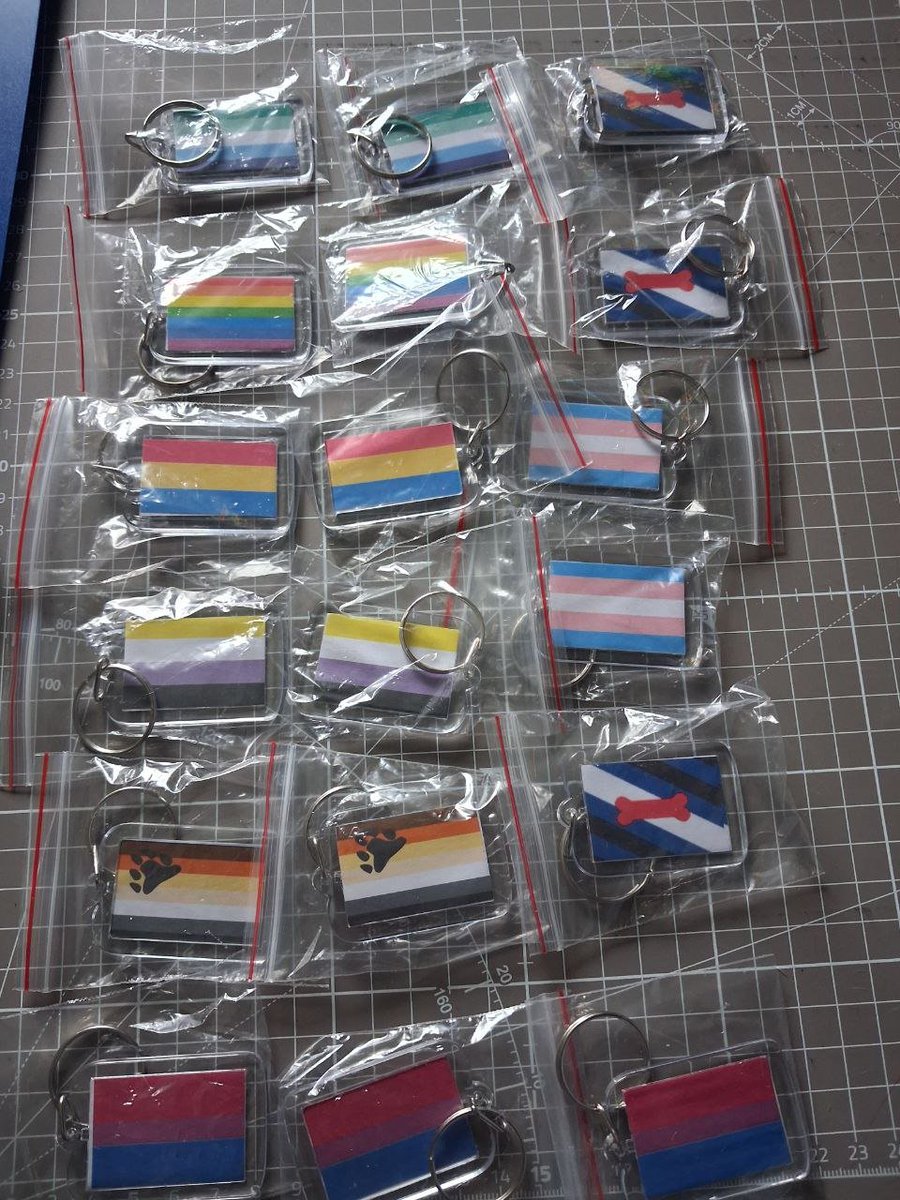 FluffyFelixFurs's tweet image. I’ll be at @nuzzlesuk  this weekend with some small goodies — ideal stocking fillers 🐾🎄

I’m also taking custom pup tag orders — just DM me before 9pm Friday so I can have them ready for you to collect 💙