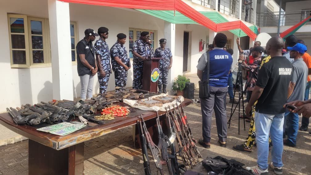 MobilePunch's tweet photo. 𝗣𝗼𝗹𝗶𝗰𝗲 𝗮𝗿𝗿𝗲𝘀𝘁 300 𝘀𝘂𝘀𝗽𝗲𝗰𝘁𝘀, 𝗿𝗲𝗰𝗼𝘃𝗲𝗿 2,000 𝗮𝗿𝗺𝘀 𝗶𝗻 𝗔𝗻𝗮𝗺𝗯𝗿𝗮  

𝗥𝗲𝗮𝗱 𝗠𝗼𝗿𝗲: https://t.co/nkNEbZJu2p https://t.co/KiNRHcI7Xh