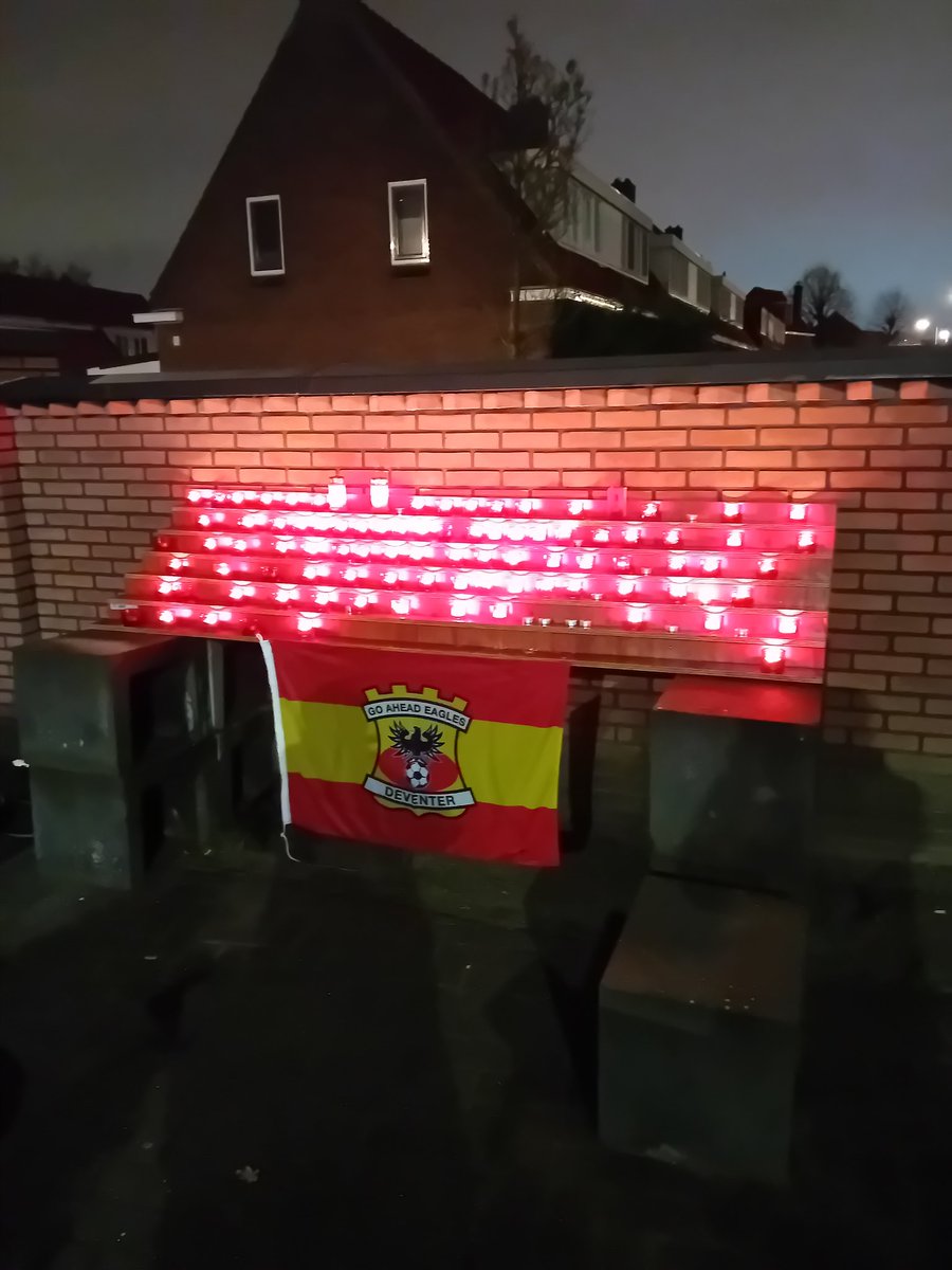 As zondag de laatste wedstrijd voor kerst. Vanaf 13.00 uur kunnen supporters weer een lichtje branden voor hun ❤️💛 dierbaren 🙏
Lichtjes zijn gratis aanwezig in de stand van de Juweeltjus naast de MG op het supportersplein. Een vrije gift is mogelijk. 
#kowet #gaefcg