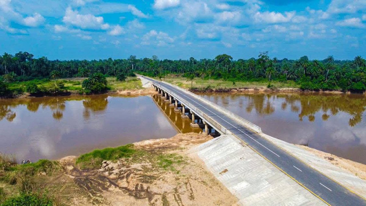 RealPhGist's tweet photo. The Commissioned OBODHI-OZOCHI ROAD AND BRIDGE Project, constructed by the Administration  Sir Siminalayi Fubara GSSRS, Governor of Rivers State.

A community without access road since its founding.

Gov Fubara is strategically opening up the rural areas https://t.co/QyZZPBiO9s