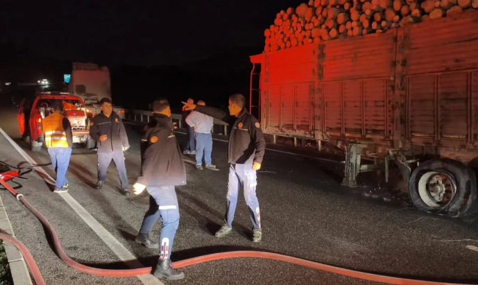 Muğla çevre yolunda tomruk yüklü TIR'da çıkan yangın itfaiye ekiplerince söndürüldü.

Muğla’da tomruk yüklü TIR’ın lastik yangını itfaiye müdahalesiyle kontrol altına alındı. Yangın tomruklara ve çevreye sıçramadan söndürüldü, trafik normale döndü.