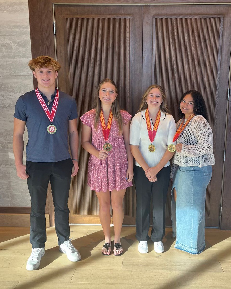 vctrojans's tweet image. 🏈 Ed Doherty Media Day Recognition

This past Sunday, our Valley Christian Trojan football and flag football student-athletes were at Ed Doherty Media Day. Austin Schuder, Alana Cross, Rylan Ernst, and Charis Barrett were honored with AZ Gridiron Player of the Week medallions,…