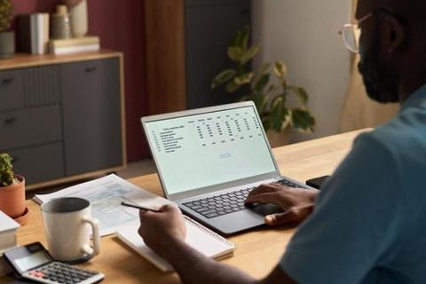 CLittle_Advisor's tweet photo. Are you on track financially? Compare the median salary and net worth for 30, 40, and 50-year-olds to set realistic financial goals for the year ahead. https://t.co/IDlRkl4ieu https://t.co/PITLBwOjfp