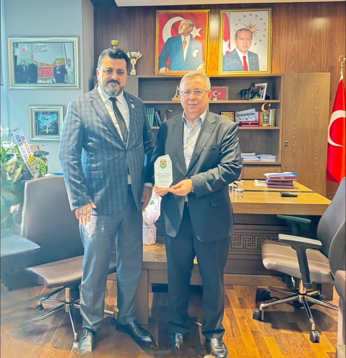 Bugün Tekirdağ Şehir Hastanesi Başhekimi Sn.Erhan Tabakoğlu Hocamıza nezaket ziyaretinde bulunduk.
Derneğimizin çalışmaları hakkında bilgiler verdik.
Nazik misafirperverliklerinden dolayı çok teşekkür ederiz…