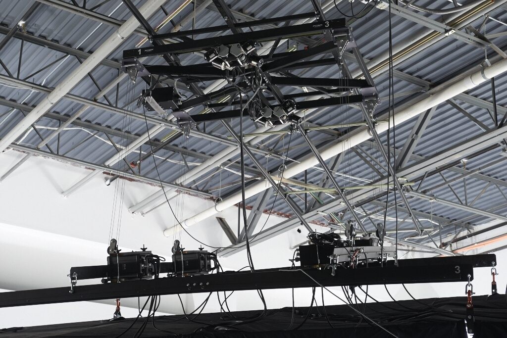 APPI_AlliedPwr's tweet photo. Allied Power's custom DC Electric Hoist System transforms photography studios, enabling precise positioning of large light banks for perfect shots. A game-changer for capturing magazine-quality photos of oversized products. #PhotoTech #StudioInnovation https://t.co/prkvU69w9m https://t.co/bbzWOaMNL0
