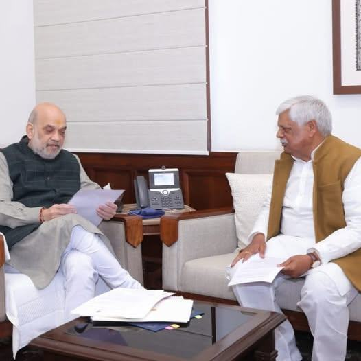 shuklashuklas's tweet photo. पलामू–गढ़वा में नदी कटाव पर ठोस पहल: सांसद  @vishnumppalamu  ने लोकसभा में उठाई तटबंध निर्माण की मांग

��लामू लोकसभा क्षेत्र में कोयल, सोन एवं अमनात नदियों के कारण हो रहे भीषण नदी कटाव की समस्या को माननीय सांसद श्री विष्णु दयाल राम जी ने लोकसभा में मजबूती से उठाया। नियम 377 के तहत उन्होंने केंद्र सरकार एवं जल शक्ति मंत्रालय से प्रभावित गांवों की सुरक्षा हेतु तटबंध निर्माण की मांग की।

कुछ दिन पूर्व मुझे दिल्ली में माननीय सांसद Vishnu Dayal Ram जी से व्यक्तिगत रूप से मुलाकात कर सिंगरा खुर्द, वार्ड नंबर-1 (प���ामू) में कोयल नदी के लगातार हो रहे कटाव की समस्या से उन्हें अवगत कराने का अवसर मिला था। साथ ही, इस विषय को वीडियो के माध्यम से X (Twitter) पर भी साझा किया गया था।

आज यह देखकर अत्यंत प्रसन्नता और गर्व की अनुभूति हो रही है कि हमारे क्षेत्र की पीड़ा को माननीय सांसद जी ने राष्ट्रीय मंच पर प्रभावी रूप से रखा। यह पहल पलामू एवं गढ़वा जिले के नदी तटवर्ती गांवों, किसानों और उनकी कृषि भूमि को बचाने की दिशा में एक महत्वपूर्�� कदम है।
हम सभी को विश्वास है कि माननीय सांसद जी इस विषय को केवल संसद तक सीमित नहीं रखेंगे, बल्कि इसे धरातल पर लागू कराने के लिए पूरा प्रयास करेंगे, ताकि वर्षों से हो रही भूमि क्षरण की समस्या से स्थायी राहत मिल सके।

इस जनहितकारी प्रयास के लिए माननीय सांसद श्री  @vishnumppalamu  जी का हृदय से धन्यवाद एवं आभार।

#palamu  #Garhwa   #koyalriver  #NadiKataav #TatbandhNirman #VishnuDayalRam
#jalshaktimantralaya #jharkhandhand #IndiaFirstt #janhit