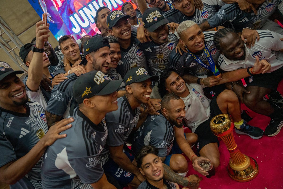 JuniorClubSA's tweet photo. ¡INOLVIDABLE! 🏆
#VamosJunior https://t.co/8ji7wFbiaw