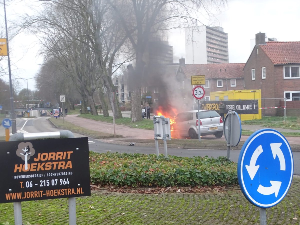 Auto in lichterlaaie in Heerenveen