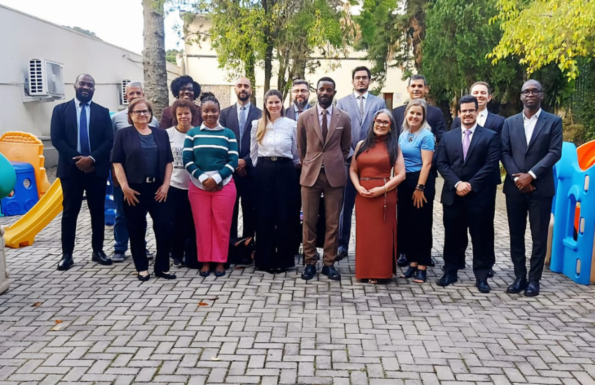 Espaço Laços e Afetos recebe visita de juízes do TJPR e de juízes de Angola. Magistrados conheceram a estrutura física do espaço e a atuação da equipe multiprofissional.