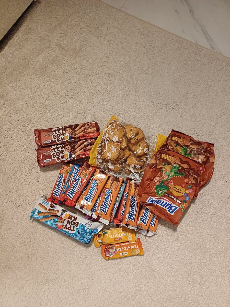 Часть я уже в отпуске сожрала,  еще две коробки пастилы в холодильнике:)
Можно по фото, кстати, угадать мой родной город❤️