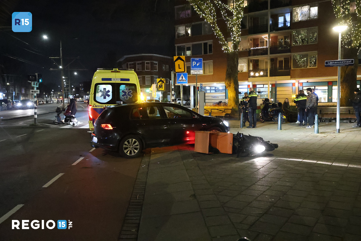 Aanrijding auto en bezorgscooter in Den Haag
