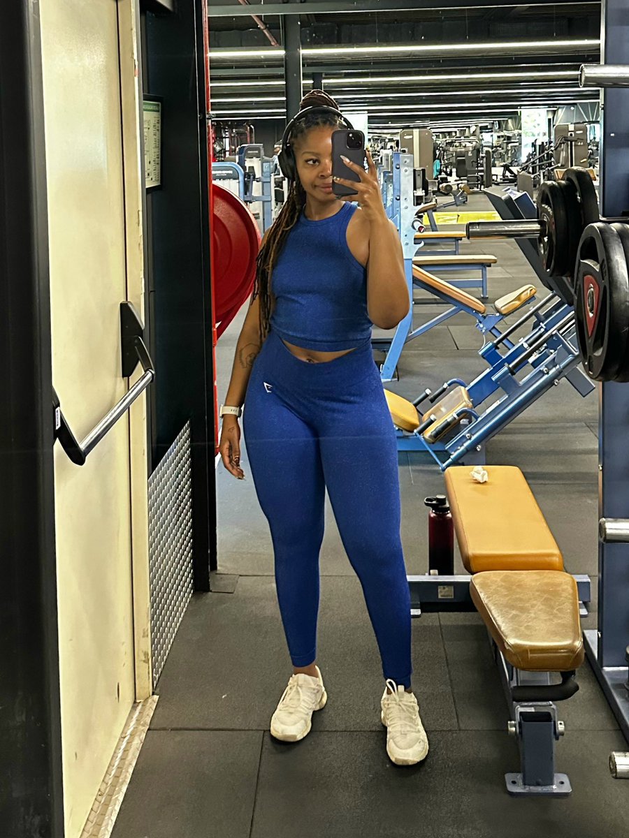 ItsRosa_B's tweet photo. Sometimes I cos-play as a power ranger at the gym too💙💜🖤 https://t.co/9ImmrEzqIC