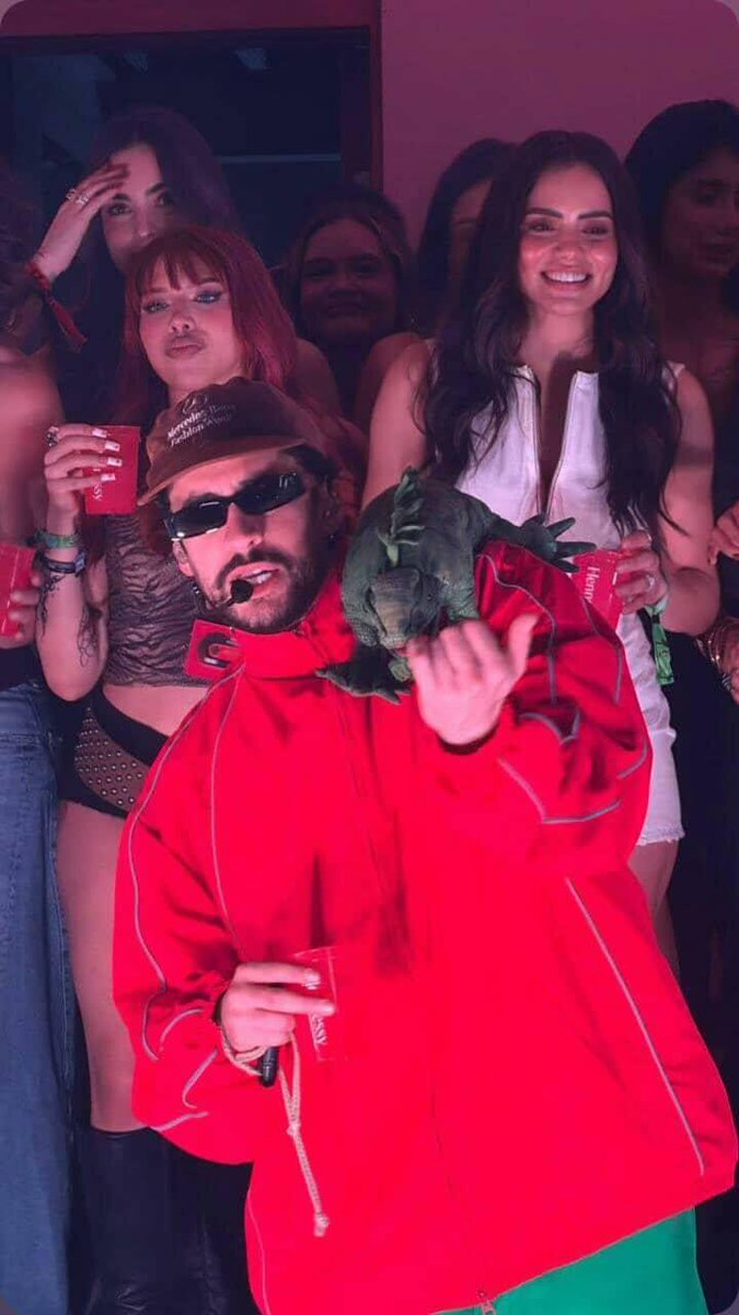 ghostcolour's tweet image. Eres la Yesca y un día Ethan Page te estruja y al otro Bad Bunny te tiene en su hombro, la dualidad, dices.