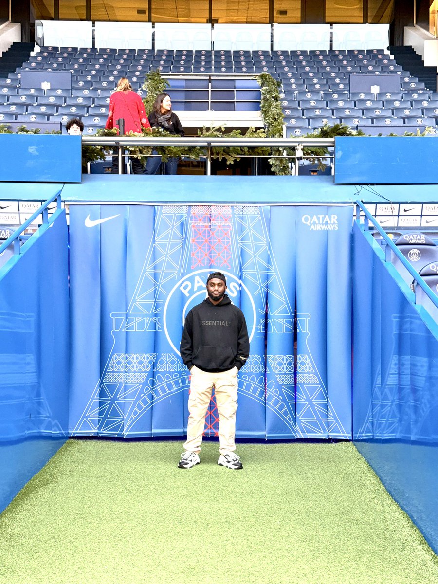 Kasoa_MansaMusa's tweet photo. …sorry @ChelseaFC , had to pass by Parc de Princes. Next is the Bridge. #upthechels #Chelsea https://t.co/EyMkJnfMrO
