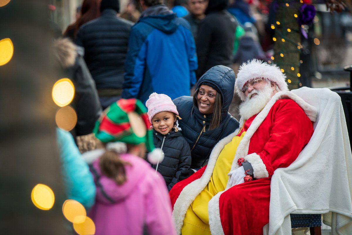 Catch the holiday spirit from 11 a.m. to 3 p.m. this Saturday, Dec. 20 during Downtown #OakPark's Home for the Holidays event featuring a visit from Santa and more: downtownoakpark.net/home-for-the-h…. Parking is free in Village-owned garages and pay-by-plate parking spaces all weekend!