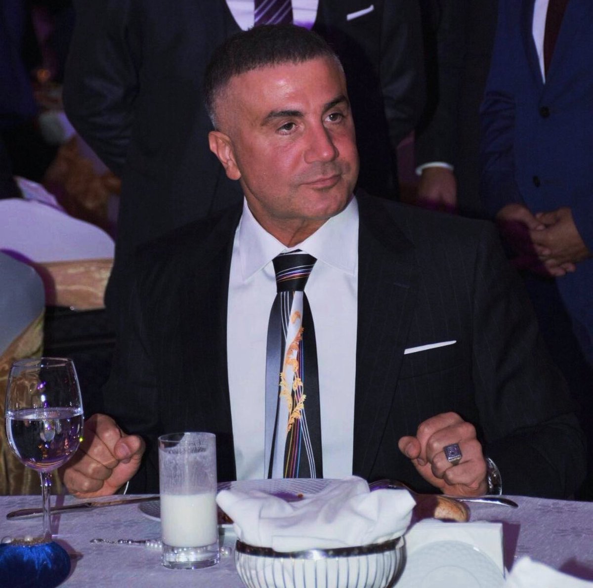 REİS SEDAT PEKER: (Yasadışı bahis baronları hakkında)    

“Şu an bu işi yapanlar garip gurebadan çaldıkları paralarıyla çok sosyetik ve zengin hayat yaşıyor olabilirler. Ancak bunların da sonu rahmetsiz Halil Falyalı gibi olacaktır.”