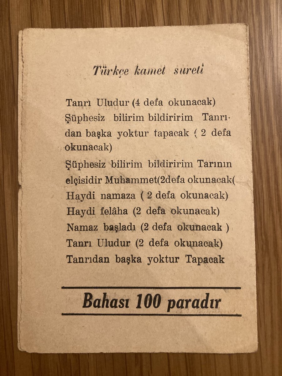 "Türkçe Ezan ve Kamet"

1932 yılının Ramazan ayıyla hız kazanmış olan Türkçe ibadet projesinin önemli duraklarından biri: Ezanın Türkçe okunması. 

Bu küçük el broşürü de o dönemden kalma bir vesika olarak Türkiye'de dinin hangi merhalelerden geçtiğini bize gösteriyor.