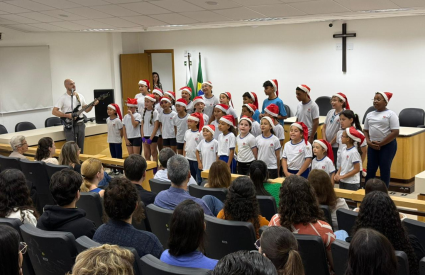 Crianças do Lar Santo Antônio fazem apresentação de Natal no Fórum de Cambé. Instituição é responsável pelo acolhimento de crianças e adolescentes no contraturno escolar.