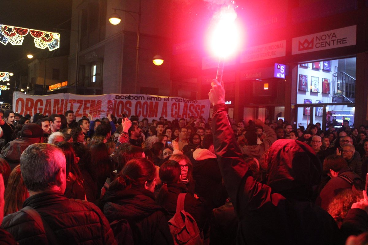 OJS_CAT's tweet photo. 🔴B9 II Avui s'ha executat el desnonament de 400 persones, el més gran de la història de Catalunya.

La classe treballadora organitzada de forma independent és l'única capaç de plantar cara a la crisi capitalista.

Organitzem l'alternativa política al seu món de misèria. https://t.co/4Eppp3aeTt