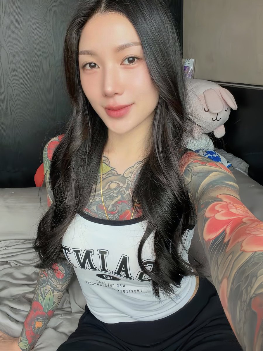 vnghtsky's tweet image. ⠀⠀⠀

   Strong, confident &amp;amp; unapologetically me.