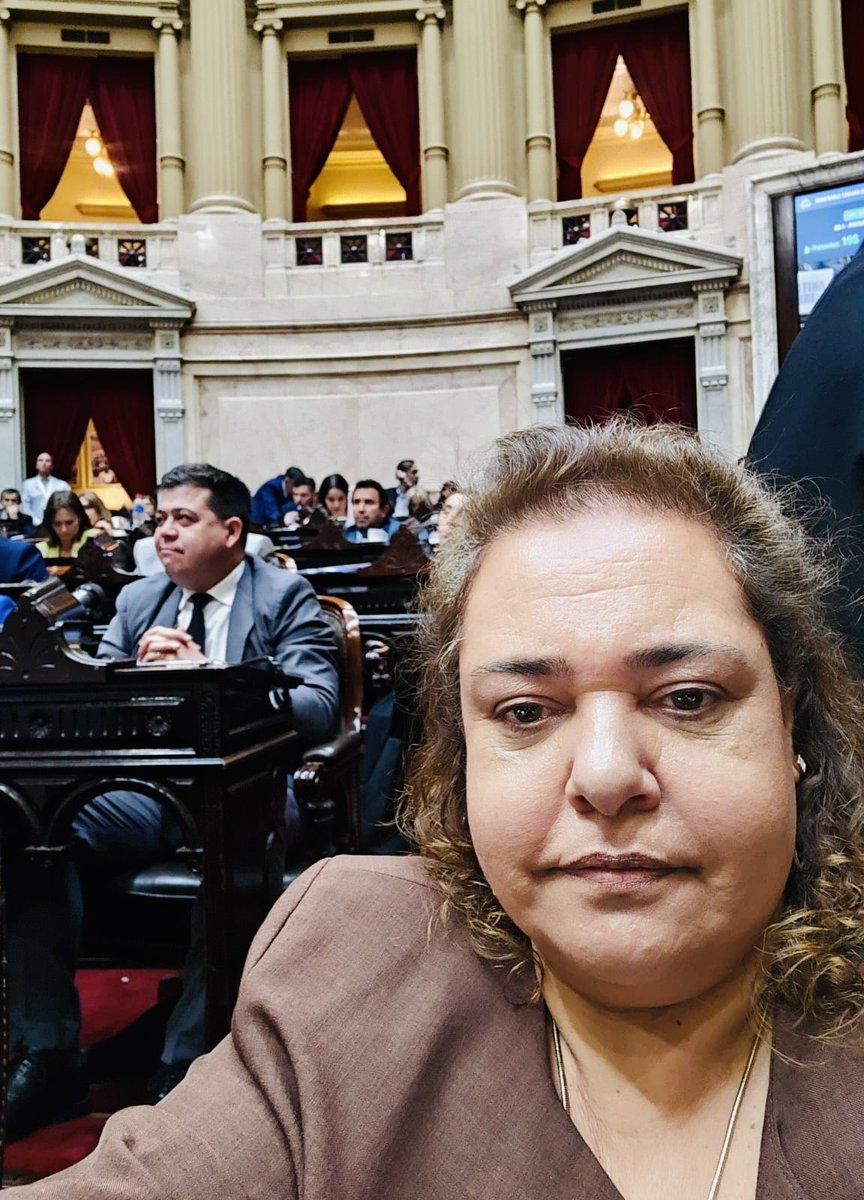 MiriamNiveyro's tweet photo. 🏛️👉Sesión especial de la HCDN

🗣️En mi primera sesión como diputada nacional acompañamos el proyecto de Ley de Presupuesto de @JMilei que pone orden, previsibilidad y responsabilidad fiscal.

➕Un presupuesto con equilibrio, transparencia y superávit, pensado para reconstruir la Argentina y devolverle estabilidad a la economía.

Este es el cambio que votaron los argentinos🇦🇷

#Milei #Presupuesto2026 #Diputados