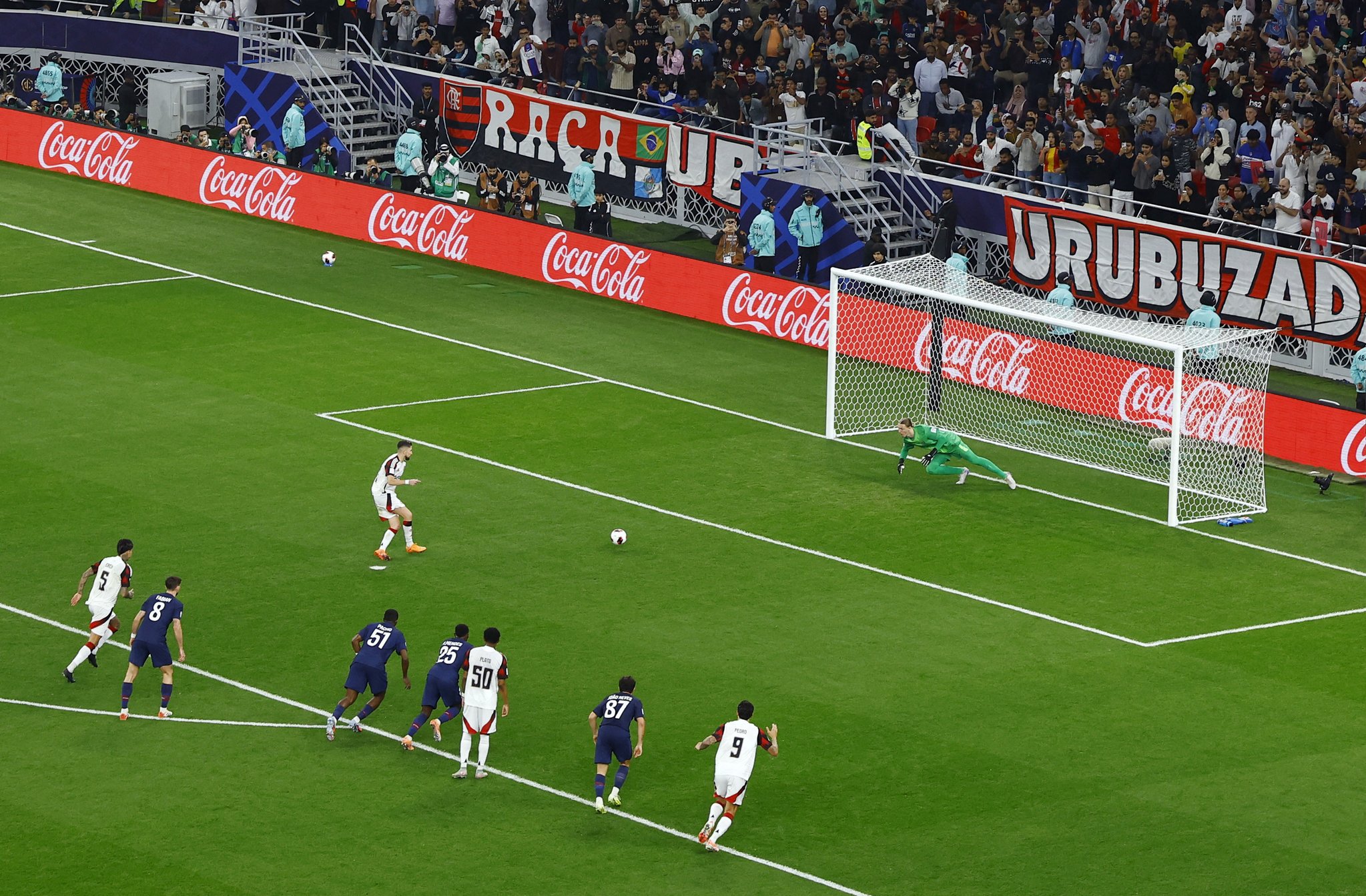 احتفال لاعبي فلامنجو بهدف التعادل (1-1) باريس سان جيرمان فلامنجو كأس القارات للأندية I 