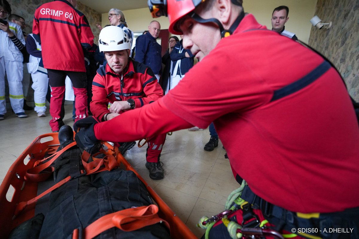 SDIS60's tweet image. #Partage | Brancardages difficiles et médicalisation

Les #pompiers60 ont échangé avec le SAMU60 autour des techniques de brancardage, d’extraction et des contraintes liées à la médicalisation des victimes. Un partage essentiel pour mieux intervenir ensemble.