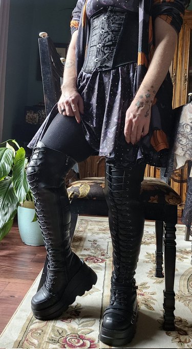 Mittens McQueen - Did you know that I am shorter than Sabrina Carpenter? ❤️ I am 4'9" so the only way I hit 5' tall is in platform heels. Specifically these ones. ☺️ Buy me another pair? https://t.co/WQ6dd4aN6v https://t.co/KU7S9c8YjZ