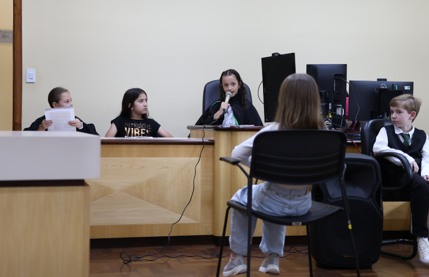 Comarca de Prudentópolis faz júri simulado de “João e Maria” e alunos condenam bruxa. Projeto "Justiça e Cidadania Também se Aprendem na Escola" atendeu 530 alunos em Prudentópolis e 555 estudantes em Londrina.