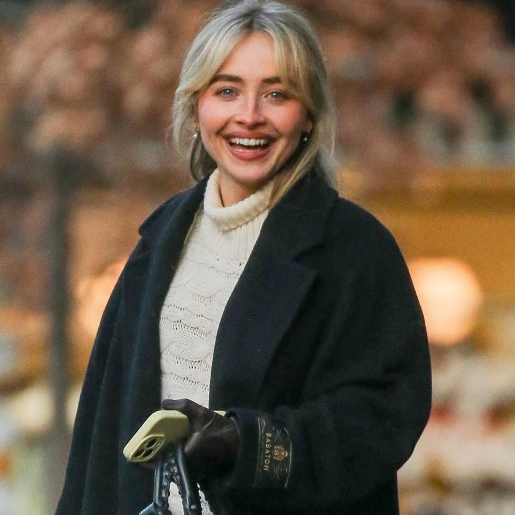 imprfctemails's tweet image. sabrina in a romcom WHEN ???