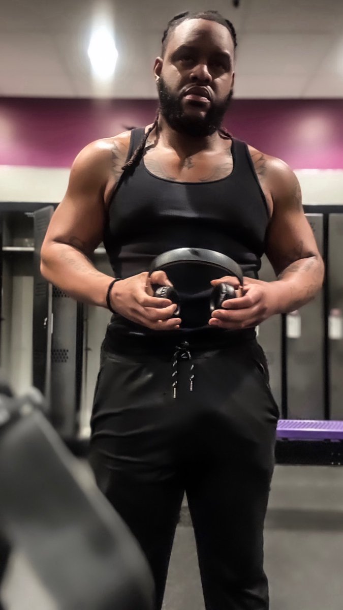 IAmFamous200's tweet photo. Love the gym 
What do You See in this picture??😳😳🤔 #askingX #viral #youtube #comedy #share https://t.co/aBglV6r1uh