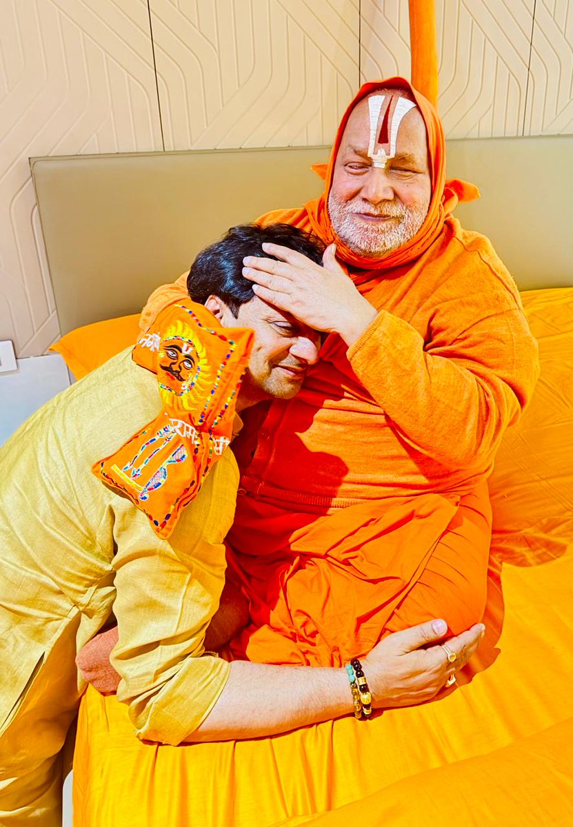 dugar09's tweet photo. जगद्गुरु श्री रामभद्राचार्य जी महाराज का
हमारे चंदनतारा दुगड़ परिवार के घर पधारना
और अपने करकमलों से घर में चरण-स्पर्श का पावन अवसर प्रदान करना
यह हमारे जीवन के उन क्षणों में से है
जो शब्दों से परे, केवल अनुभूति से महसूस किए जाते हैं।

आज का यह दिन
मेरे लिए और मेरे समस्त परिवार के लिए
केवल एक तारीख नहीं,
बल्कि ईश्वर-कृपा, पुण्य और आशीर्वाद का अमिट चिह्न बन गया है।

गुरुदेव के चरणों की धूल से
हमारा आंगन पवित्र हुआ,
मन श्रद्धा से भर गया
और जीवन को एक नई दिशा व ऊर्जा मिली।

ऐसा सौभाग्य
सालों में नहीं,
शायद जन्म-जन्मांतर के पुण्यों से मिलता है।

कोटि-कोटि नमन,
वंदन और हृदय से कृतज्ञता।
🙏✨