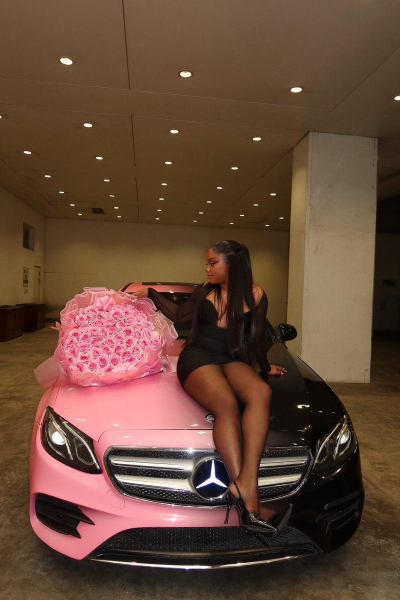 Starr_gael's tweet image. Congratulations to me on my new CAR! 🩷🖤

An expensive MERCEDES, wrapped in my favorite color at age 21.

Thank you, Forex. Thank you, God.