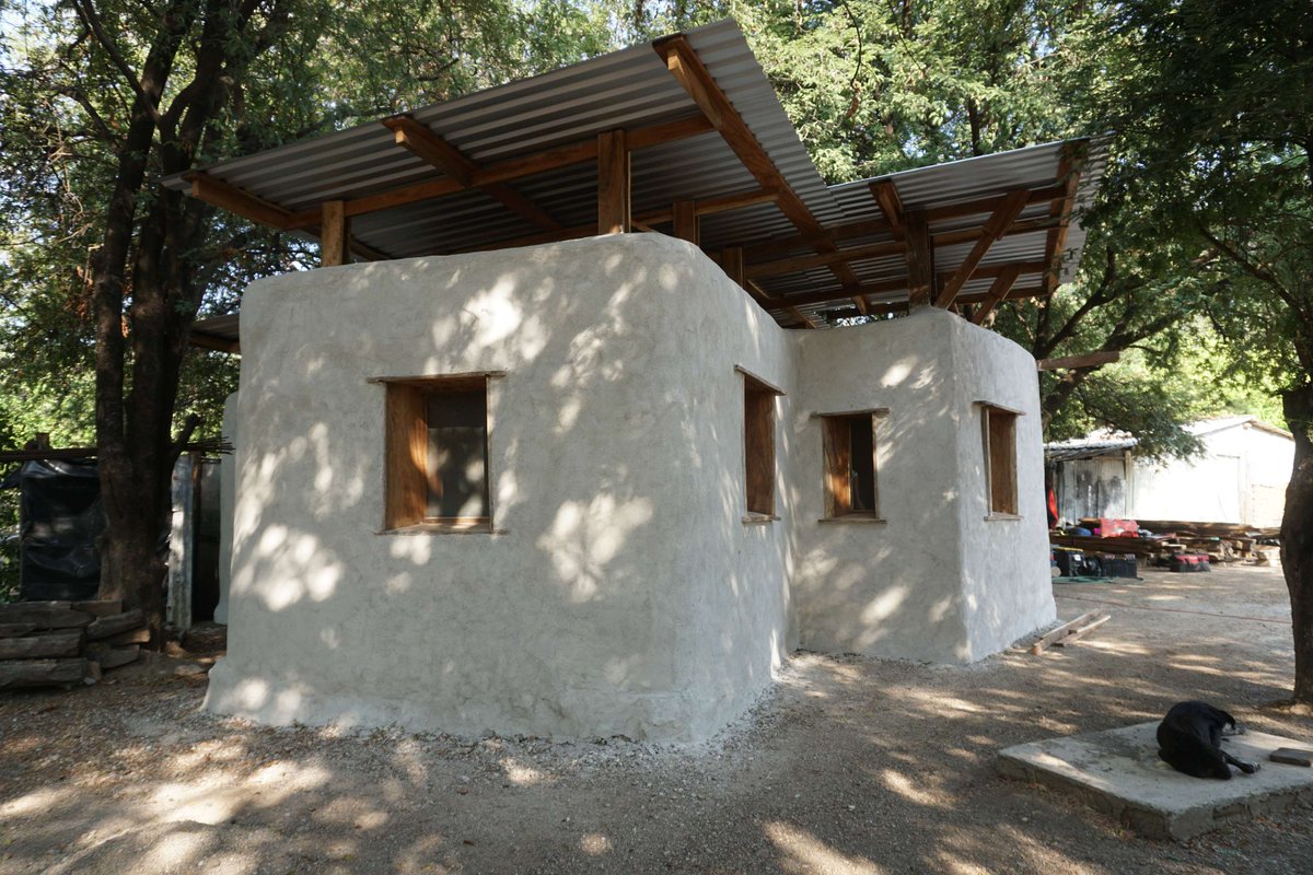 Niltepec
Cada casa fue un acto de unión.
El proyecto impulsó la autogestión familiar y el trabajo colaborativo, creando viviendas diseñadas de acuerdo con el clima, la cultura y las necesidades reales del lugar.