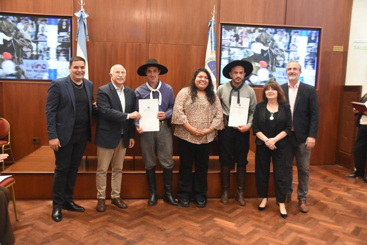 La Legislatura de Jujuy rindió homenaje a referentes, proyectos e instituciones que fortalecen la identidad, la creación y el entramado cultural de la provincia, a través de la entrega de Declaraciones y Resoluciones de Interés Legislativo 🎭📜

🎖️ Homenajeados

Recibieron el