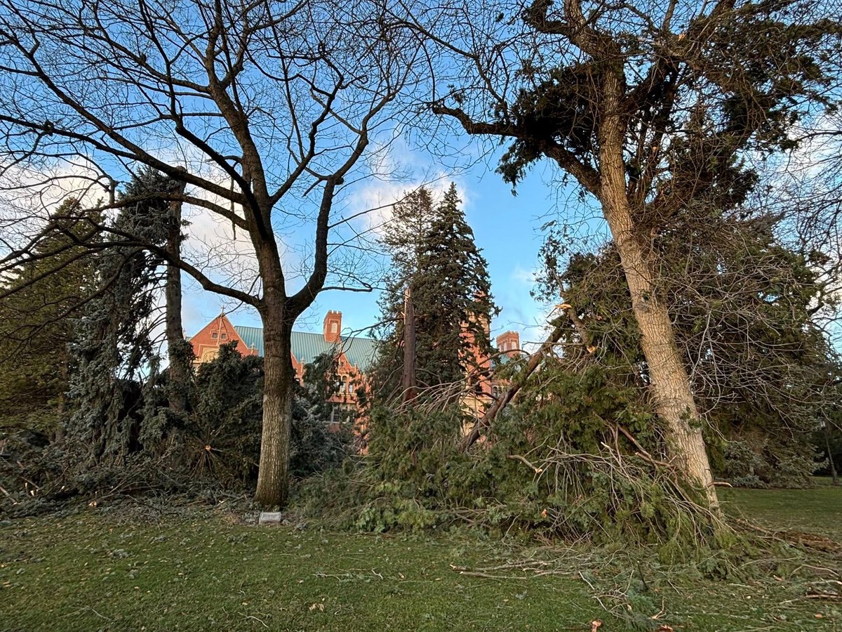 mattalltradesb's tweet photo. Matt's Weather Rapport: Vicious #windstorms are sweeping huge area of western and central U.S., causing widespread damage. Gusts 80+ mph in spots. Will get worse as winds spread this afternoon and evening. Details: https://t.co/sYWzW9XtuY #wawx #idwx #mtwx #cowx #wywx https://t.co/cUK1ngVSM7