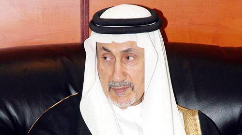 ALfalehaaa's tweet photo. - وزير الصحة يقوم بجولات ليلية على المستشفيات!

ذكَرَ وزير الصحة الأسبق د. أسامة شبكشي - رحمه الله - بعض مواقفه أثناء زياراته الليلية المُفاجئة لبعض المستشفيات، فقال: كنتُ أقوم في جوف الليل بجولات تفقدية على المستشفيات والمراكز الطبية، بغير مشلح، ودون عقال، وبلا سائق، لكن في سيارة تاكسي .. وفي إحدى الليالي كنتُ بقسم الطوارئ في مستشفى الأمير سلمان (آنذاك)، حيث كان عدد من المواطنين جلوسًا، ينتظرون دورهم في معاينتهم، والكشف عليهم .. ولم يكن بقسم الطوارئ سوى طبيب مناوب واحد. فإذا برجل في حدود الـ 70 عامًا يتبرّم، ويتذمّر .. فطلبتُ منه الصبر والانتظار، فالصبر مفتاح الفرج .. فشاحَ بوجهه قائلًا: "وأين وزير الصحة؟ تلقاه نائمًا في فراشه الوثير، ونحن نتألّم، ولا أحد يدري عنّا!". فطلبتُ منه أنْ يسمح لي بالكشف عليه، فأجابني مُتهكِّمًا:"وإيش عرّفك بالطبّ ؟!!"، وأخذ يتلفّظ بألفاظ، لا يجوز ذكرها .. فقلتُ له: "سامحك الله! أنا أسامة شبكشي وزير الصحة" .. لكنّه لم يُصدّقني، ثم أخذ يجرّ بلحيتي غير مصدق .. ثم انتبه وقدّم اعتذاره .. وقد كان يشكو مِن ربوٍ مزمن، وأخذ العلاج اللازم ..
كنتُ أزور هذه المستشفيات والمراكز الصحية ليس بهدف الدعاية والإعلام، ولا بصُحبة صحفيين يَتجمّعون (صُدفة) في الموقع، بل مِن منطلق إيماني بأنّ هذا هو جزء من واجباتي - وإنْ لم يَعلم بذلك أحد -، فإنّ الله عليم بصير.
= مواقف وأشهاد.