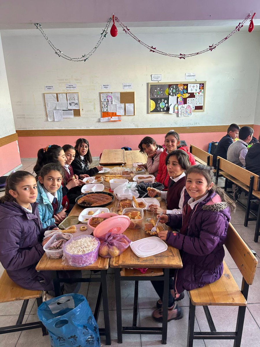 GunbulduO's tweet photo. Yerli Malı Haftası kapsamında öğrencilerimizle birlikte üretmenin önemini ve yerli ürün kullanmanın ülkemizin geleceğine katkısını ele aldık; öğrencilerimizde bilinçli tüketim anlayışının gelişmesi amaçlandı.
@tcmeb 
@frknkrksz 
@agrimem 
@hasan_kokrek 
@diyadinmem 
@remzi0479 https://t.co/pbbP9BF03J