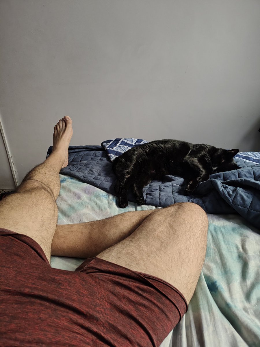 1/4 de cama ocupado. 
Cuando aparezca el indicado nos queda 3/4 para compartir entre los 2.