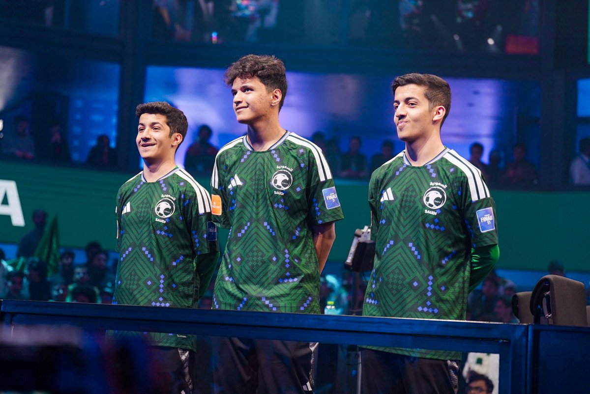 FalconsEsport's tweet image. ألف مبروووك لمنتخبنا السعودي التأهل لنصف نهائي كأس العالم @FIFAe للعبة روكيت ليق! 🦅🇸🇦

صقورنا يحتاجون دعمكم بعد غد الجمعة في اليوم الأخير للبطولة. تشجيعكم يفرق 🫡💚

#FeWC