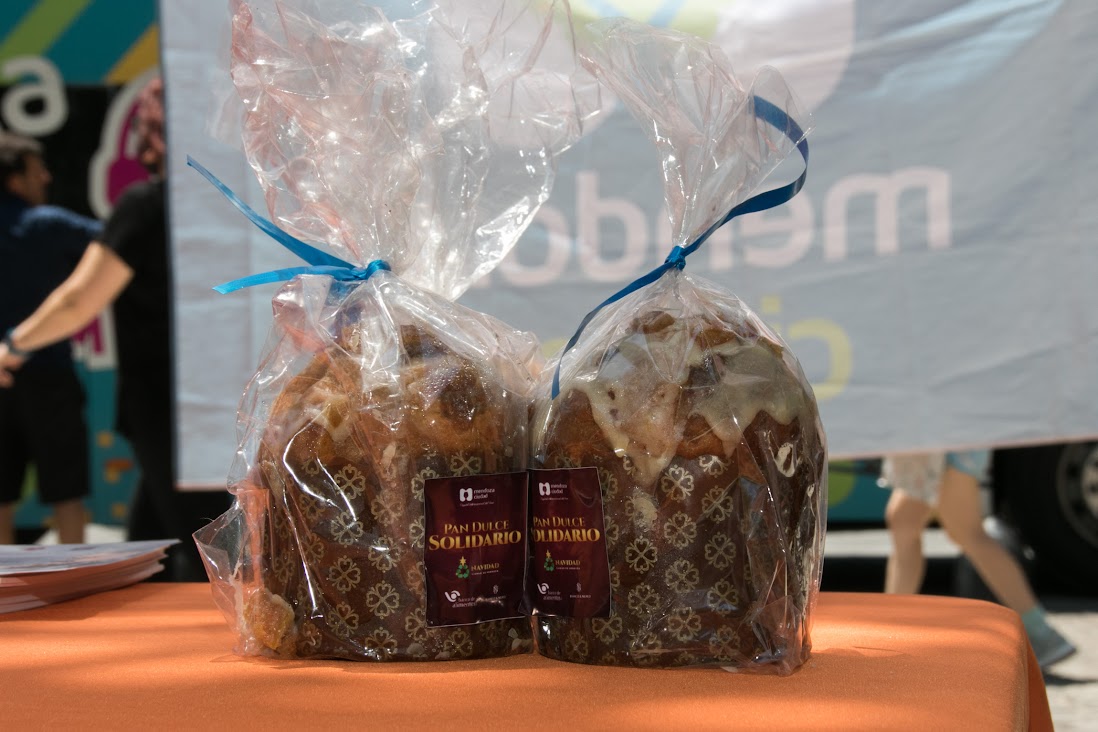 #Tradicion Ciudad de Mendoza ya respira festividad, reactivación comercial y solidaridad en sus rincones: "Ciudad Navideña" este finde para incentivar el compre local, Noche de Librerías, ya podés elegir la mejor vidriera y sumá con un pan dulce solidario biencuyano.com.ar/?p=86999