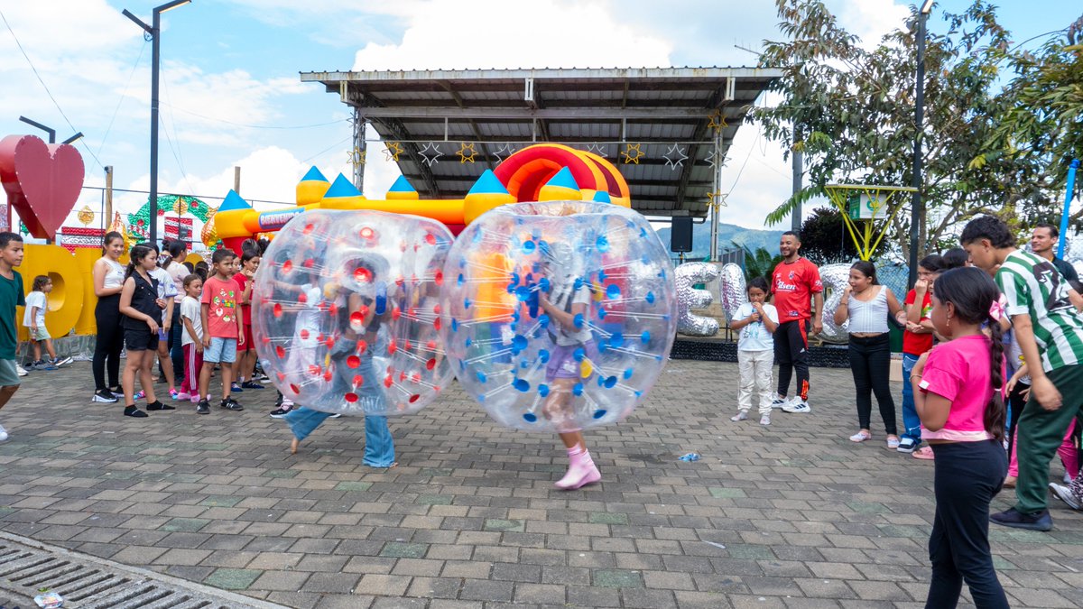 Así se llenó de alegría nuestra mañana en la cabecera municipal 🌈🎈
Risas, juegos y momentos compartidos que nos recuerdan lo valioso que es encontrarnos como comunidad y disfrutar en familia 💛

#NavidadRecreativa #MomentosQueUnen #ValdiviaActiva