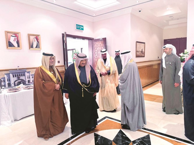 ناصر المحمد وأحمد النواف هنّآ البحرين بعيدها الوطني وذكرى تولي الملك مقاليد الحكم - سفير البحرين: زيارات القيادات الكويتية تجسّد عمق العلاقات الأخوية والتاريخية بين المنامة والكويت 