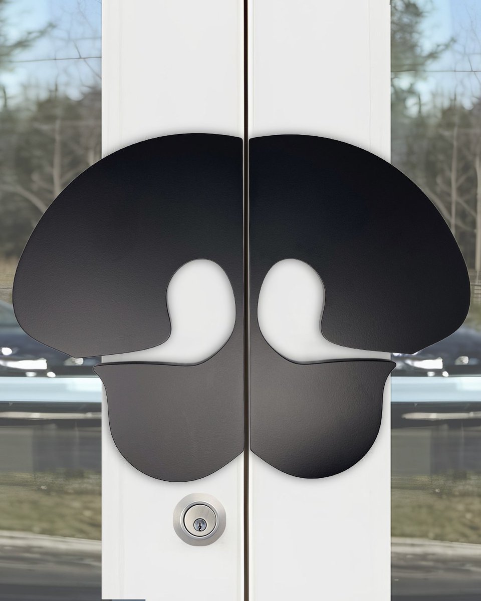 FirstImprInt's tweet photo. The perfect paws-itive first impression at @healthyhoundnva Fairfax! #DogLife #FirstImpressionsMatter #CustomDoorHandles https://t.co/klIdJ851YX
