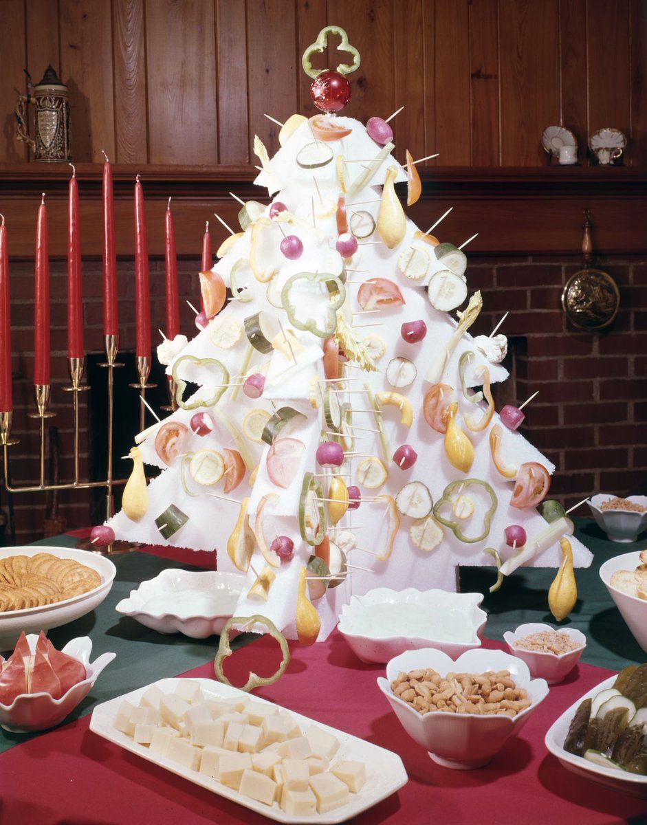 StateLibraryFL's tweet image. Look at these unique Christmas trees from our photograph collection! There’s a tree made from vegetables, one made from shells, an underwater tree and a singing Christmas tree. Truly festive indeed! #ChristmasTrees @FLMemory