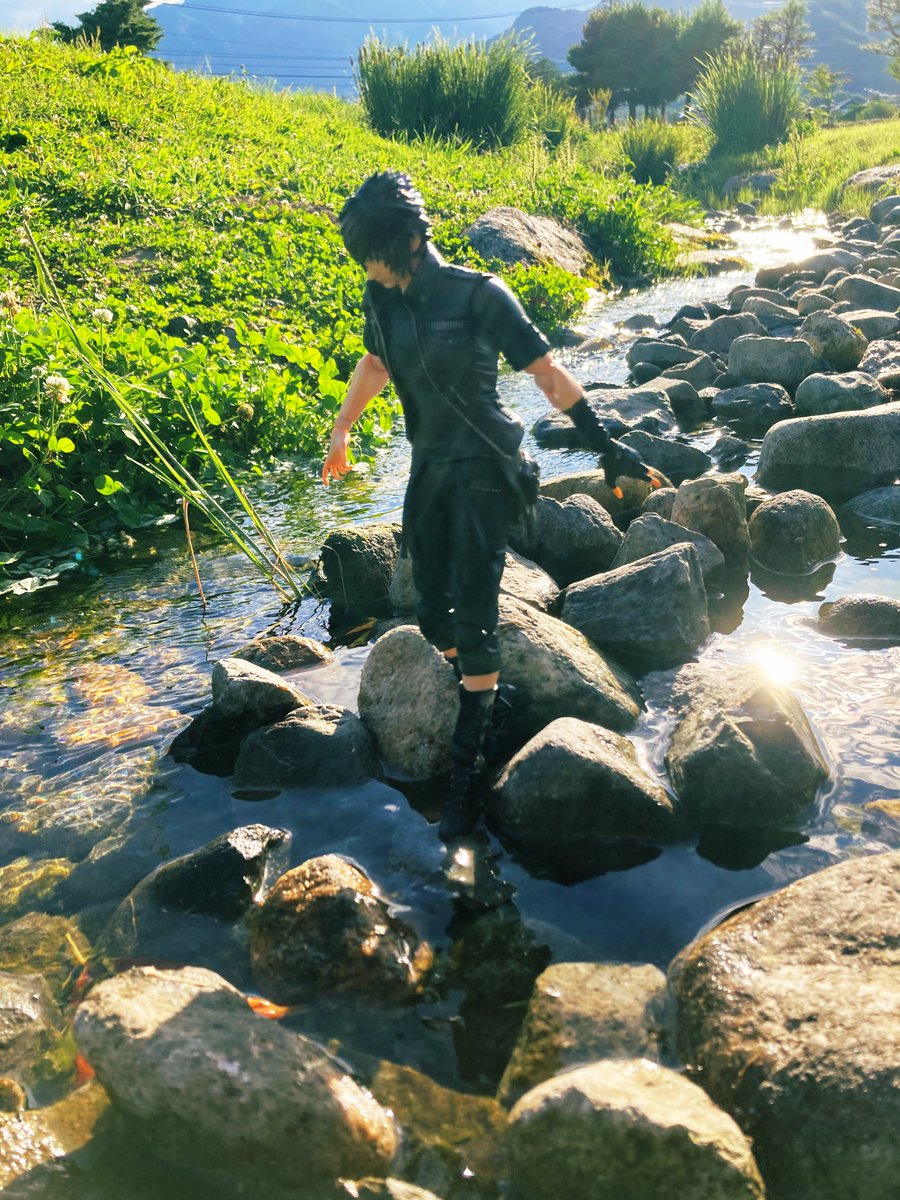 コロナ禍ステイホームの頃にプレイしたFF15。ゲームの中で自然の質感が感じられた事に感動した。
ガーディナの海風も、レスタルムの蒸し暑さも、チョコボの鳥臭さも、全部そこに自分も居るかのように、記憶の中の経験と重なって見えて、現実世界もそんなに悪くないかもと思えた。
#FFはいいぞ #FF38th