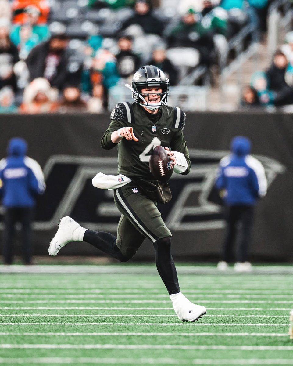 NYJetsTFMedia's tweet image. Rookie Brady Cook will be the #Jets starting QB again this week

"I want to continue to evaluate him &amp;amp; see exactly how he's gonna operate on a consistent basis"- Aaron Glenn

Tyrod or Fields will back him up, depending who's healthy

What are your thoughts on this❓