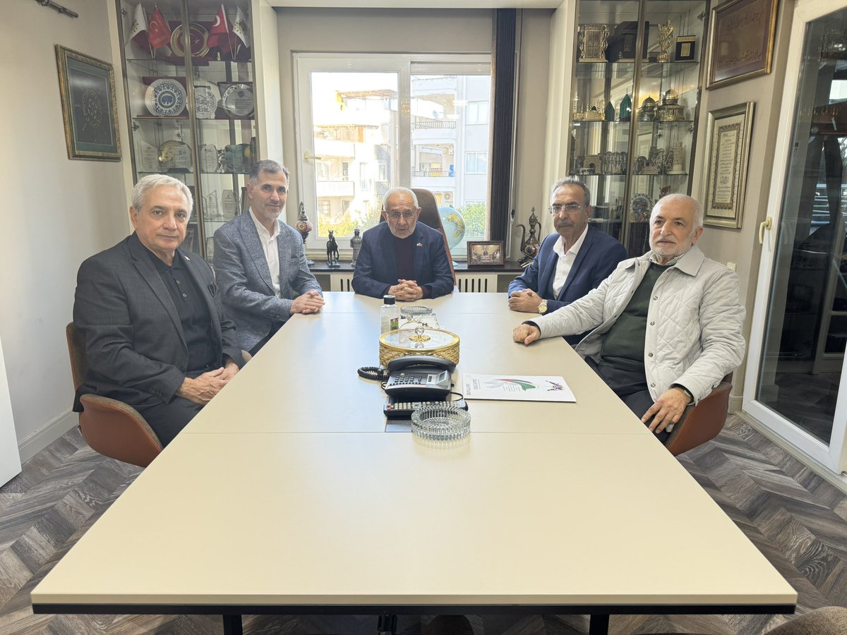 Türkiye Dil ve Edebiyat Derneği Genel Başkanı ve önceki dönem Ak Parti Genel Bşk.Yard.Ekrem Erdem,vefat eden eşimin taziye ziyaretine geldi.“Dilimiz Kimliğimizdir”konferansı için Mersin’e gelen, 11 yıl Mersin Şube Başkanı olarak birlikte çalıştığımız başkanımıza teşekkür ediyorum