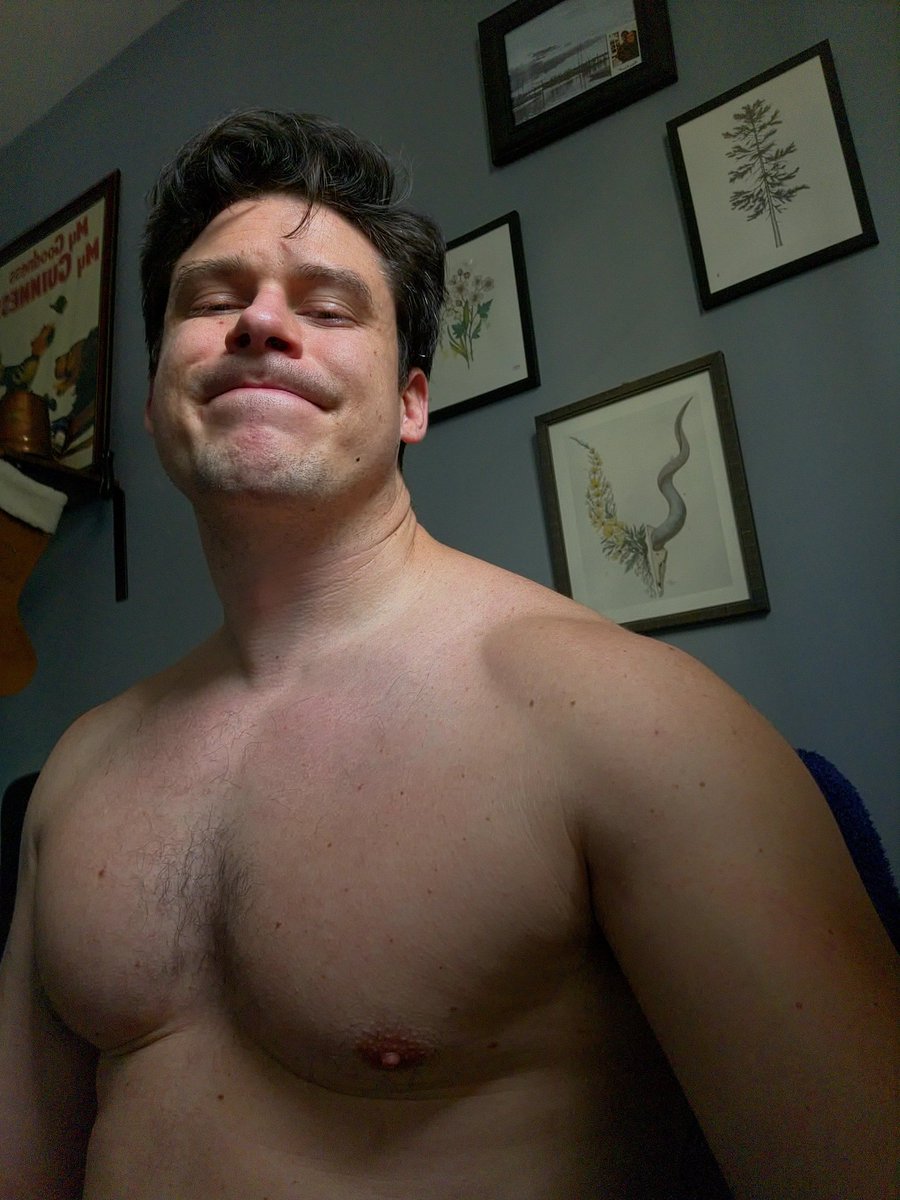 Chest day ✅ 

#gay #beefy